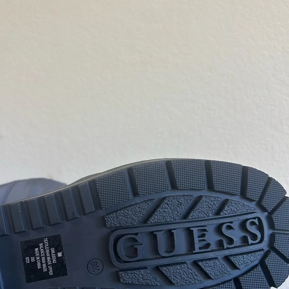 GUESS Leeda 2 Gray Cold Weather Booties Sz 8 Dark Gray Puffer Style Toggle Women